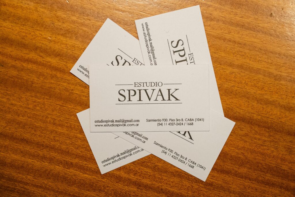 foto de tarjetas personales del estudio spivak